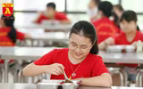 Cận cảnh bữa ăn bán trú của học sinh trong ngày đầu đi học